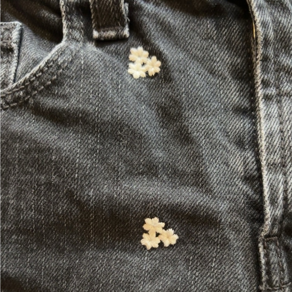Old Navy Embroidered Shorts - Picture 4 of 4